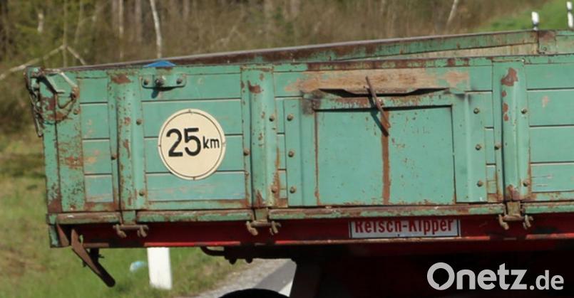 Maximal 25 km/h darf man mit so einem Anhänger (Symbolbild) fahren. Ein Landwirt war aber fast doppelt so schnell unterwegs. Deshalb bekam er Ärger mit der Polizei. Symbolbild: Gerhard Götz