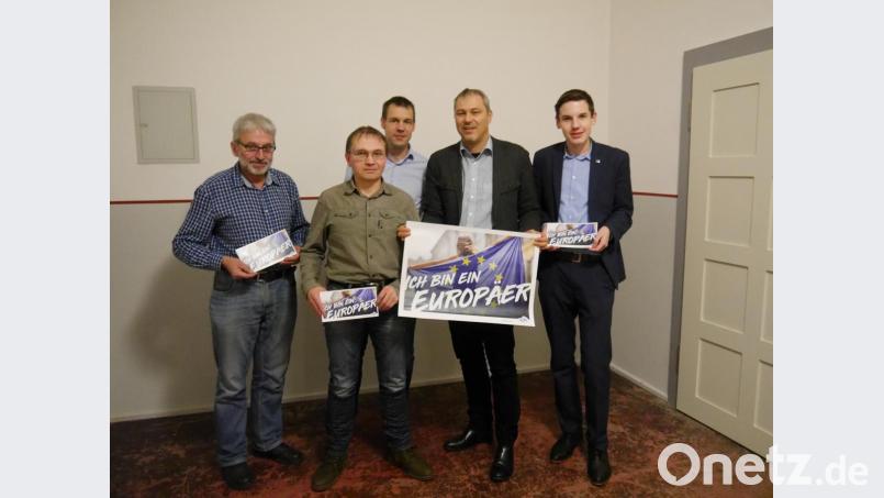 ürgen Preisinger (Zweiter von rechts) und der Vorstand des Kreisjugendrings wollen mit der Aktion „Ich bin ein Europäer“ für mehr Interesse an Europa und eine höhere Wahlbeteiligung sorgen. Bild: exb
