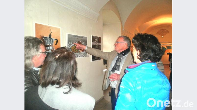 Vorsitzender Peter Wunder (Zweiter von rechts) führte kunstbegeisterte Gäste durch die Mitgliederwerkschau des Neunburger Kunstvereins in den Kreuzgängen des Klosters Ensdorf Bild: agr