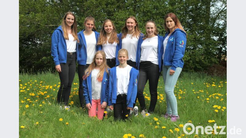 Die siegreichen Schwimmerinnen des Stiftland-Gymnasiums. Knieend von links: Domenika Codlová, Marlene Züllich. Stehend von links nach rechts: Marie Klarner, Kathrin Bachmeier, Lena Rath, Victoria Bogner, Daria Codlová, Daniela Codlová. Bild: exb