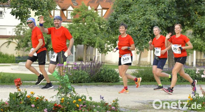 Nicht für alle Läufer geht es bei der Running Night um jede Sekunde, viele genießen das Gruppenerlebnis ohne den ganzen großen Zeitdruck. Da bleibt dann auch Zeit, dem Fotografen zu zuwinken. Bild: Hubert Ziegler