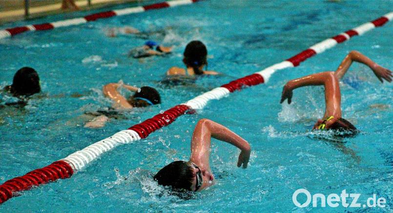 Beim Acht-Minuten-Schwimmen geben die Schüler in einem beliebigen Schwimmstil alles. Bild: R. Kreuzer