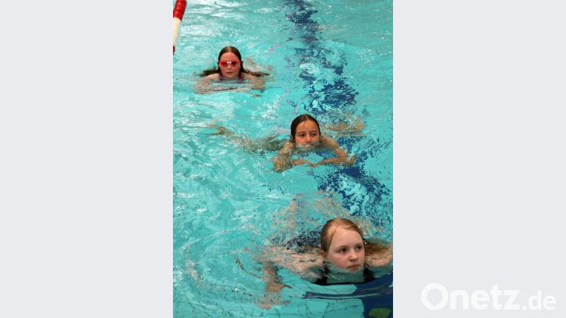 Beim Acht-Minuten-Schwimmen geben die Schüler in einem beliebigen Schwimmstil alles. Bild: R. Kreuzer