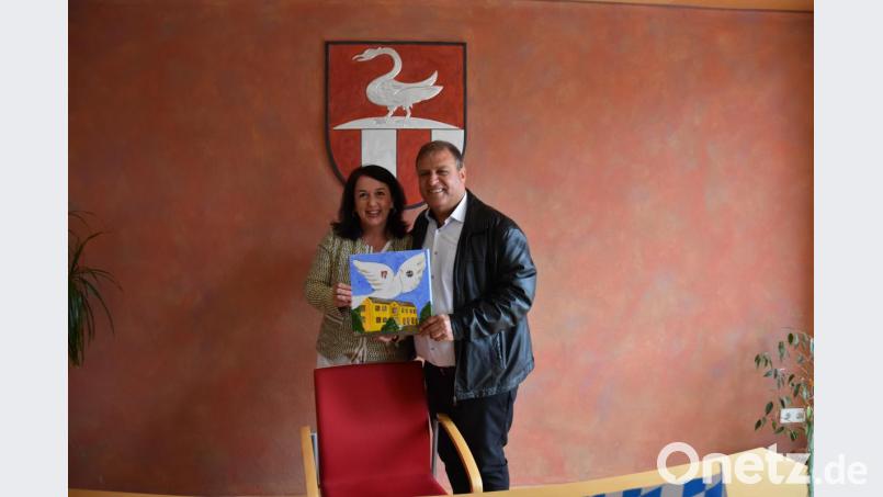 Deutsch-israelische Freundschaft symbolisch versinnbildlicht: Die Ammerthaler Bürgermeisterin Alexandra Sitter überreicht ihrem Freund Shimon Susan (Bürgermeister der Partnerstadt Modi&#039;in) ein Gastgeschenk. Bild: Tobias Gräf