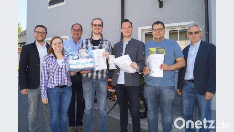 JU-Vorsitzende Mareike Bock (Zweite von links) ehrt Christoph Haberl, Sebastian Völkl und Andreas Melischko (von links, mit Urkunden) für 10 und 15 Jahre Treue zur Jungen Union. Dazu gratulieren Bürgermeister Ernst Lenk und CSU-Chef Markus Dobmeier (hinten von links) sowie JU-Ehrenvorsitzender und Altbürgermeister Karl Balk (rechts). Bild: du