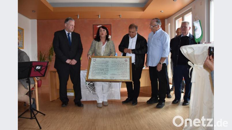 Landrat Richard Reisinger und Bürgermeisterin Alexandra Sitter präsentieren Shimon Susan, dem Bürgermeister von Modi&#039;in, die Gründungsurkunde von 1989. Diese ist zweisprachig, in Deutsch und Hebräisch, verfasst. Bild: Tobias Gräf