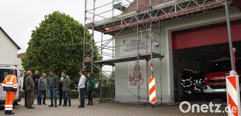 Die Ingenieure Franz Lintl (Zweiter von links) und Stefan Pronold (Siebter von rechts) informierten Bürgermeister Weigl und die Stadträte über den Fortschritt bei der Renovierung des Feuerwehrgerätehauses Wildeppenried. Bild: weu
