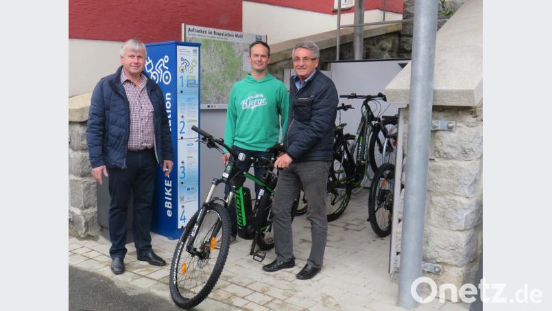 Die Bürgermeister Ludwig Prögler (rechts) und Helmut Heumann (links) rühren gemeinsam mit Albert Fischer, Firma Joybike, die Werbetrommel für die Radtour zur Inbetriebnahme des Ladenetzes. Bild: exb