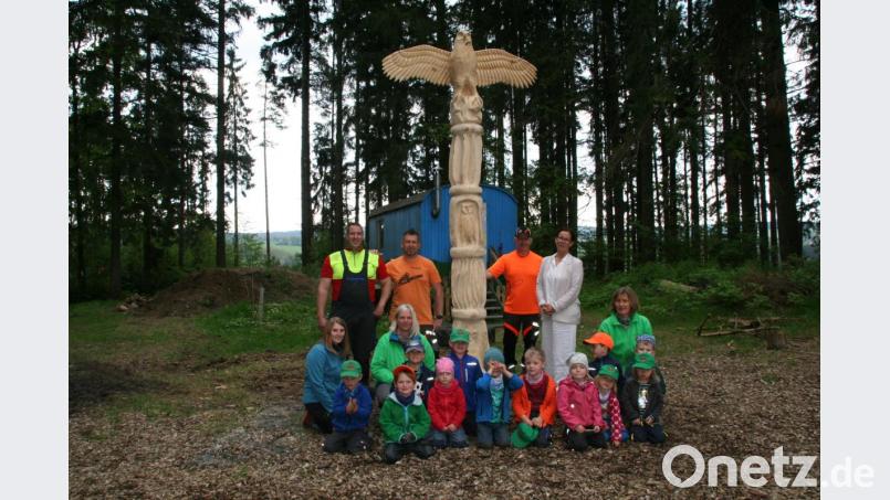 Die Kinder des Waldkindergartens &quot;Fuchsbau&quot; vor dem Wappenpfahl mit Bürgermeisterin Friederike Sonnemann, dem Erzieher-Team und den Spendern. Bild: fpoz