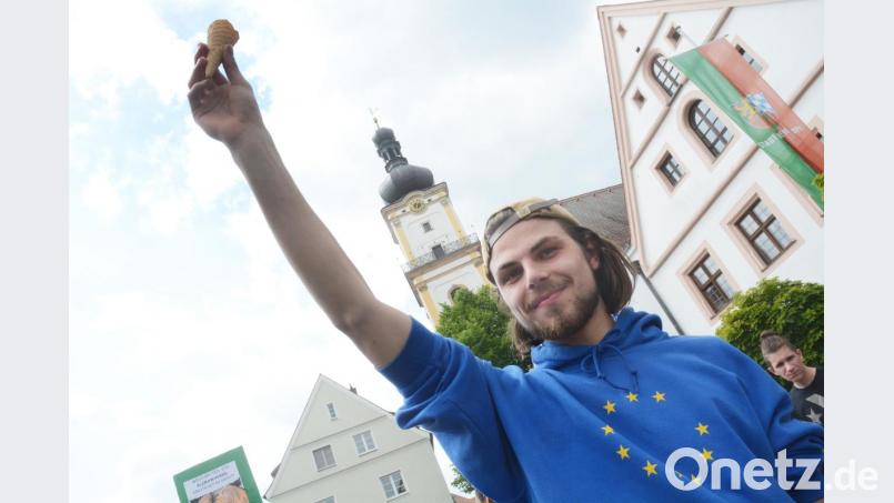 Paul Hartinger will mit seiner Eistüte ein Zeichen setzen gegen die Erderwärmung. Bild: Gabi Schönberger