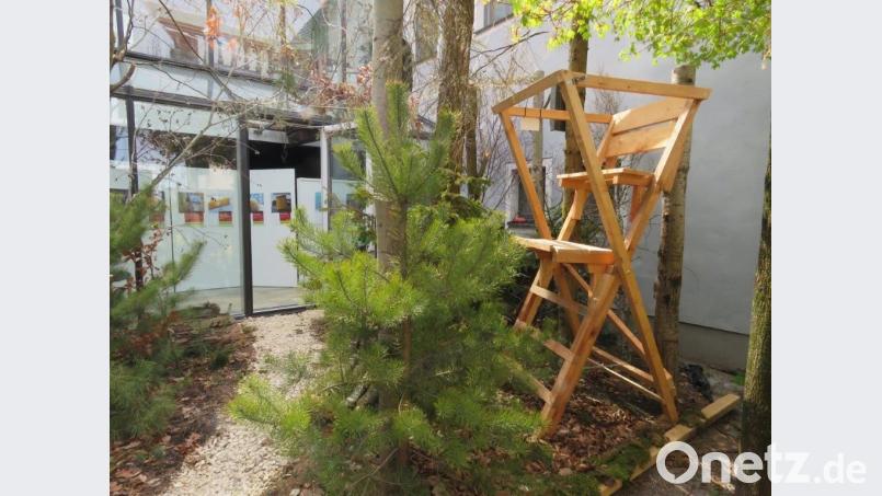 Erstmals wurde der kleine Museumsgarten in eine Ausstellung integriert. Er steht als Sinnbild für den Wald als Ruheraum. Bild: Gerhard Götz
