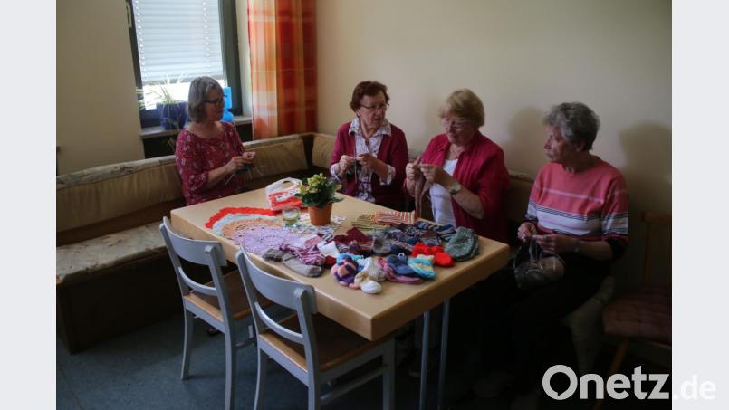Die Damen des Strickkreises freuen sich auf Verstärkung. Bild: sne