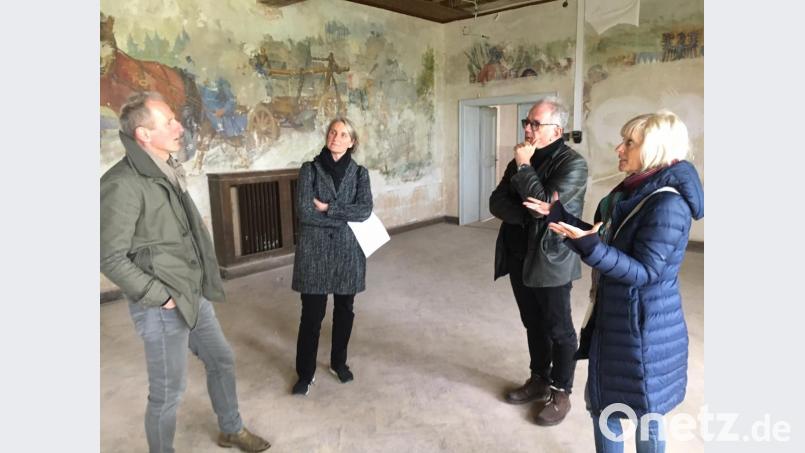 KZ-Gedenkstättenleiter Jörg Skriebeleit (links) will das frühere DESt-Gebäude, in dem Reste einer typischen NS-Wandmalerei erhalten sind, bald der Öffentlichkeit zugänglich machen. Das erste Ausrufezeichen dazu soll eine Ausstellung sein, die (von rechts) Nicola Borgmann, Rainer Viertlböck und Regina Prinz gestalten. Bild: phs