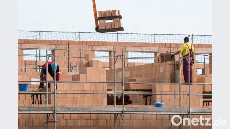 Ziegelsteine bei der Verarbeitung. Wegen einer Panne in einem Oberpfälzer Ziegelwerk mussten an einigen Gebäuden Wände rückgebaut werden Bild:  Armin Weigel/dpa