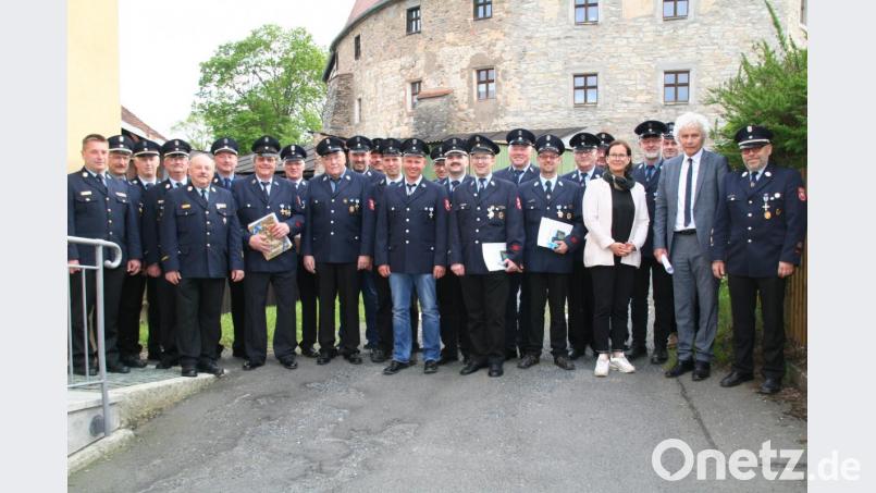 Landrat Wolfgang Lippert (Zweiter von rechts) und Bürgermeisterin Friederike Sonnemann (Fünfte von rechts) sind stolz auf die langjährig Aktiven der Ortsfeuerwehren. Es gratulierten auch Kreisbrandrat Andreas Wührl, Kreisbrandinspektor Stefan Gleißner, Kreisbrandmeister Günther Fachtan und der Waldershofer Kommandant Stefan Müller. Bild: fpoz