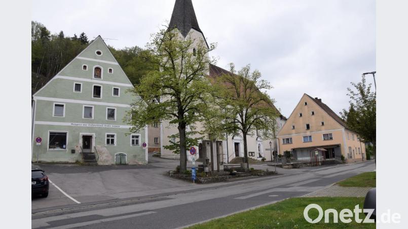 Die Verlegung des Buswendeplatzes rund um das Kriegerdenkmal in Hohenburg wird von den Behörden abgelehnt. Bild: bö