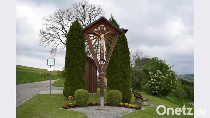Das renovierte Dorfkreuz schmückt jetzt wieder den Dorfplatz. Bild: bnr