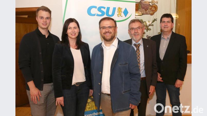 Bürgermeister Josef Etterer hat den CSU-Orts- und Fraktionsvorsitzenden im Gemeinderat, Hans Walter (Zweiter und Dritter von rechts), als seinen Nachfolger im Rathaus vorgeschlagen. Dem designierten Kandidaten gratulieren der Kastler JU-Chef Felix Kirchberger sowie die stellvertretenden CSU-Vorsitzenden Andrea Heining und Arno Stahl (von links). Bild: exb