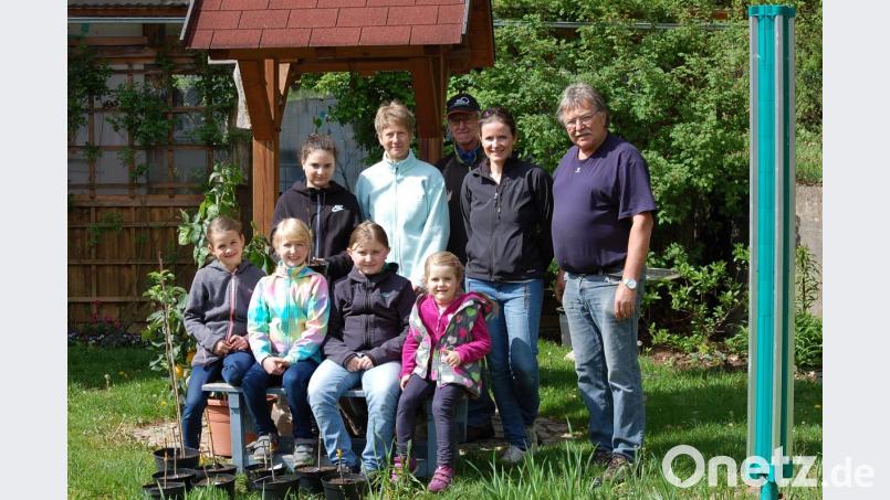 Die Kinder wissen jetzt, wie Obstbäume veredelt werden, OGV-Vorsitzender Armin Heuberger (rechts) und sein Team zeigten es ihnen. Bild: ct