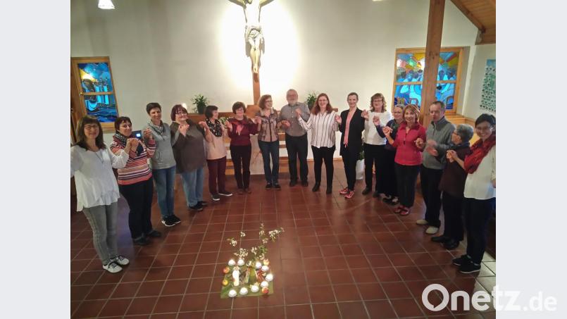 Rund 20 Frauen und Männer führen einen meditativen Tanz auf. Bild: bey