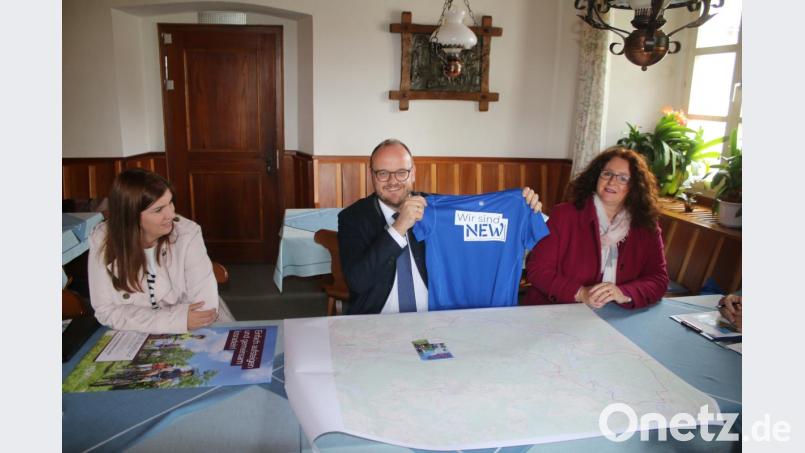 Landrat Andreas Meier zeigt das neue Funktionsshirt für die NEW-Radltour. Bild: sne