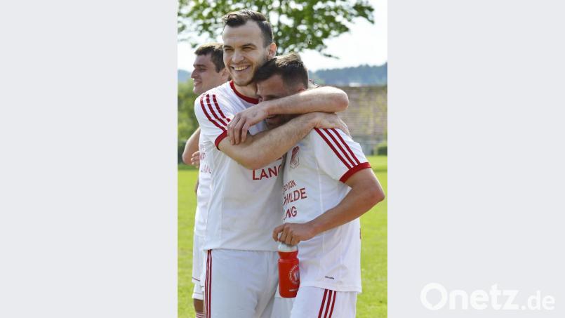 Inter-Kapitän Albert Sejdiu (links) und Torjäger David Kubik waren nach dem 5:0-Sieg gegen Ensdorf überglücklich, doch noch die Relegation geschafft zu haben. Bild: Hubert Ziegler