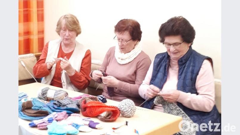 Die Damen des Strickkreises freuen sich auf Verstärkung. Bild: sne