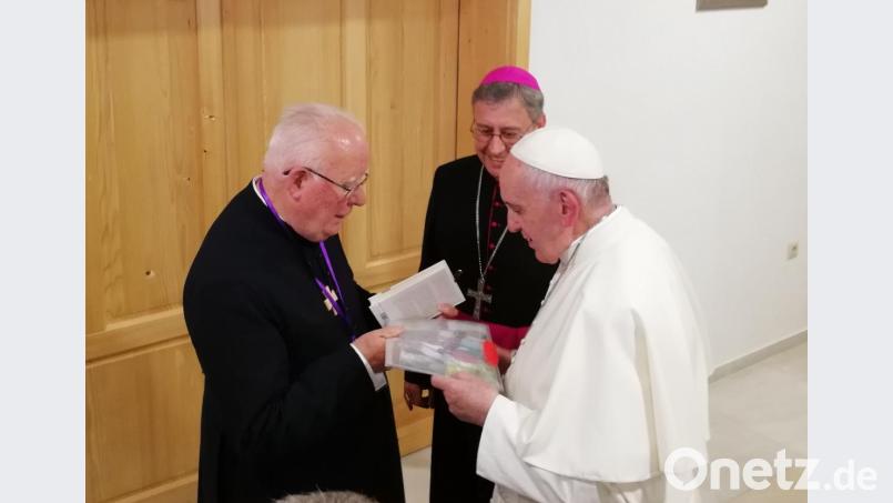 Ein Augenblick den Pfarrer Siegfried Wölfel (links) nicht vergessen wird. Bei einem Empfang durch Papst Franziskus (rechts) anlässlich seiner Balkanreise in Skopje, betrachtet das Kirchenoberhaupt die Bilder von Pfarrer Siegfried Wölfel. Ermöglicht hat die Begegnung Bischof Kiro Stojanov (mitte), ein alter Freund des Friedenfelser Geistlichen. Bild: Philip Stojanov
