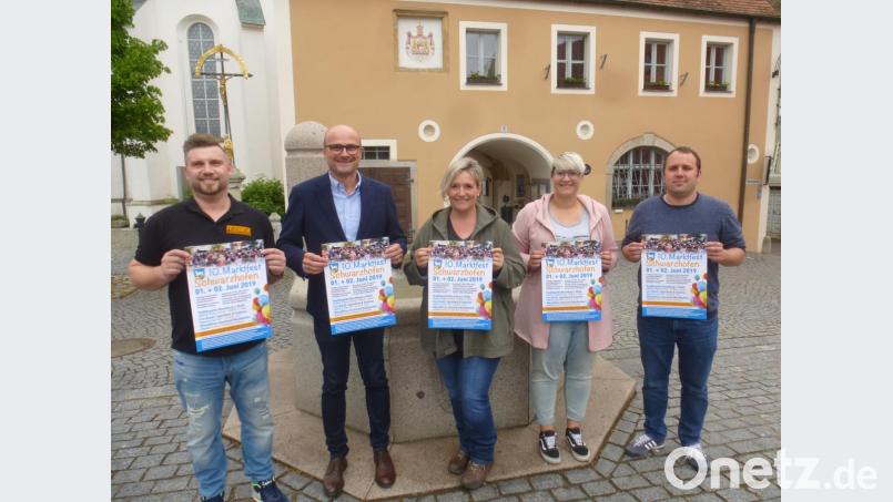 Sie stellen die Organisation des Marktfestes mit auf die Beine: (von links) Christian Voith, Bürgermeister Maximilian Beer, Elke Reinhart, Kathrin Weiß und Michael Widtmann. Bild: mad