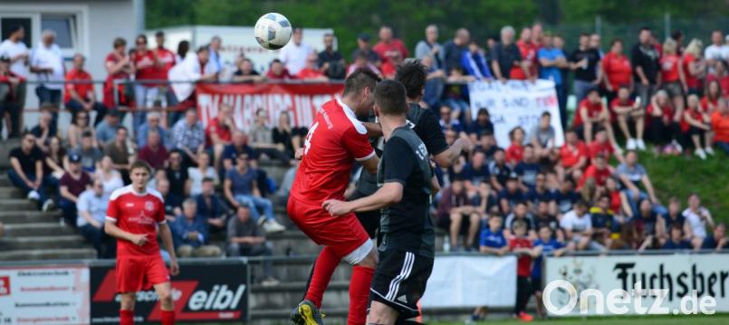 Die Nabburger (rote Trikots) hauten sich voll rein, verloren aber gegen den FC Rötz. Bild: ham
