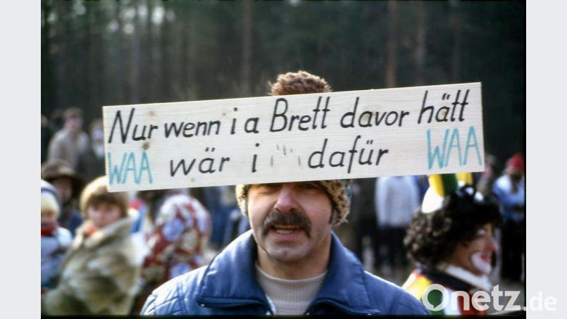 Rudolf Forster zeigt sein Nein zur WAA mit diesem selbstgebauten „Kopfschmuck“ am Faschingssonntag 1986 im Taxölderner Forst. Die Aufnahme ist ab 5. Juni in der Dauerausstellung im neuen Museum der Bayerischen Geschichte in Regensburg zu sehen. Bild: Bürgerinitiative Schwandorf