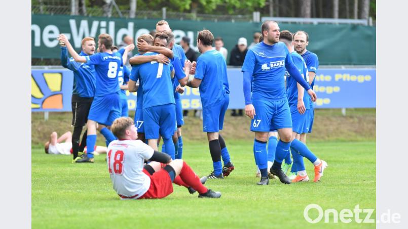 Der FV Vilseck jubelt nach dem Schlusspfiff über einen hart erkämpften 1:0-Sieg gegen die SpVgg Vohenstrauß. Bild: A. Schwarzmeier