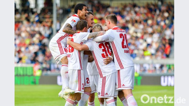 Zwei Busse mit Fans und Mitarbeitern des Fußball-Zweitligisten FC Ingolstadt sind attackiert worden. Bild: Uwe Anspach/dpa