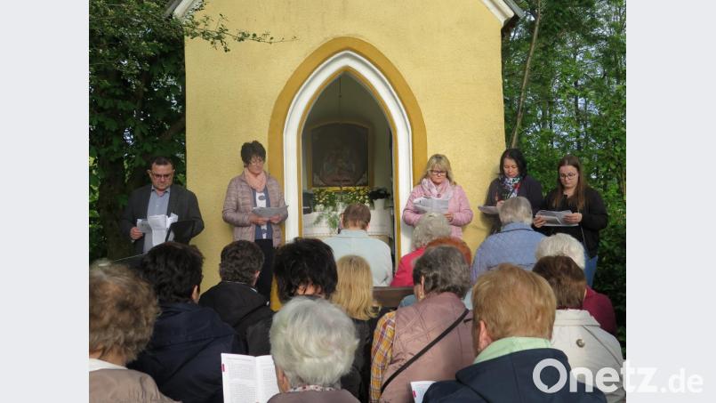 Sabine Wolf, Monika Schreyer-Herr, Maria Drechsler und Regina Frank (von rechts) beten vor. Stadtpfarrer Konrad Amschl (links) spendet den Segen. Bild: jzk