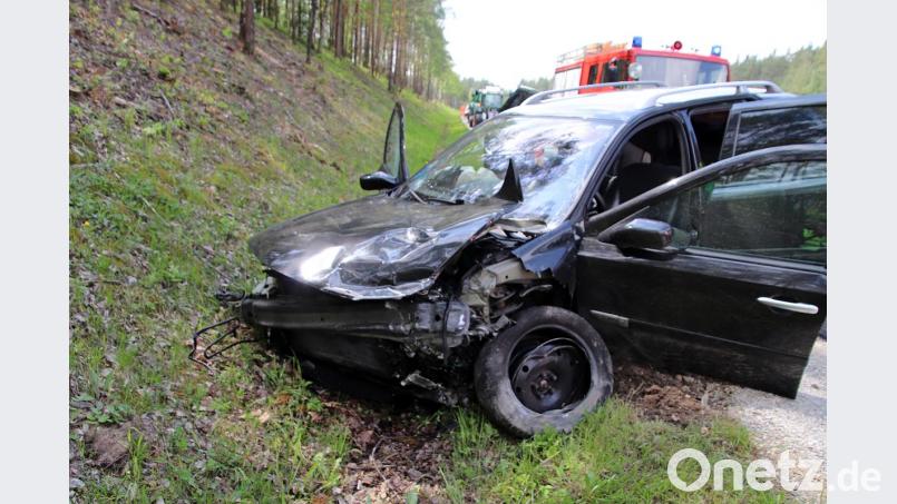 Der Renault hängt mit schweren Schäden an der Böschung. Bild: jma