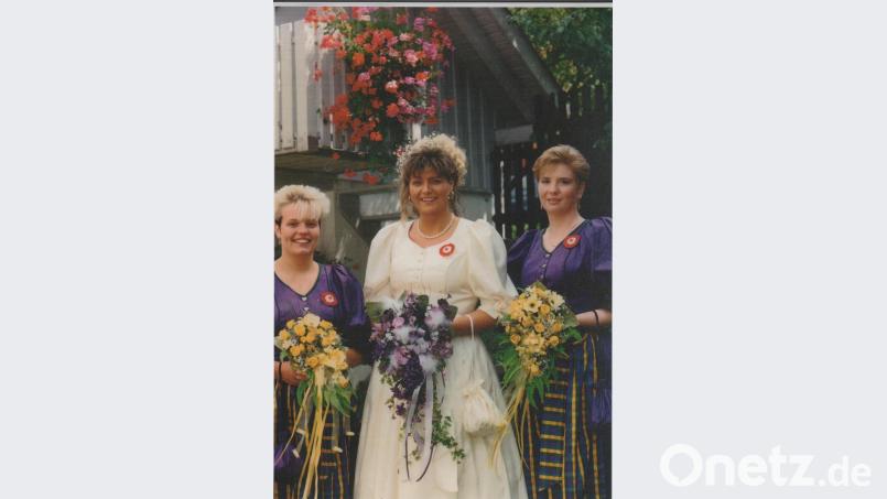 Erinnerung an das 125-jährige Gründungsfest im Jahr 1994: Festbraut Andrea Vogl mit ihren Begleiterinnen Monika Markgraf (links) und Sigrid Reiminger. Bild: mmj