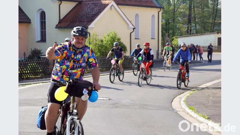 Mit viel Elan beginnt Günther Kuhbandner (links) in Riglasreuth seine Pilgerreise nach Santiago de Compostela. Freunde fahren die ersten Kilometer mit. Bild: bkr