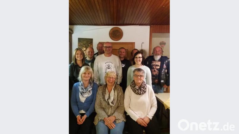 Maximilian Beer (Fünfter von links) steht weiter an der Spitze der Siedlergemeinschaft. Bild: mad