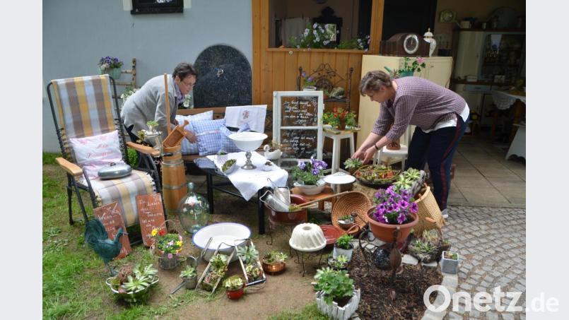 Neugierig schaut sich Monika Mages (rechts) in der eigens für den Pressetermin aufgebauten Gartenecke um. &quot;Verkauft wird vorher sowieso nichts&quot;, sagt Veranstalterin Christa Wildenauer (links). Erst am Festtag Christi Himmelfahrt um 13 Uhr können die ersten Utensilien erworben werden. Bild: dob