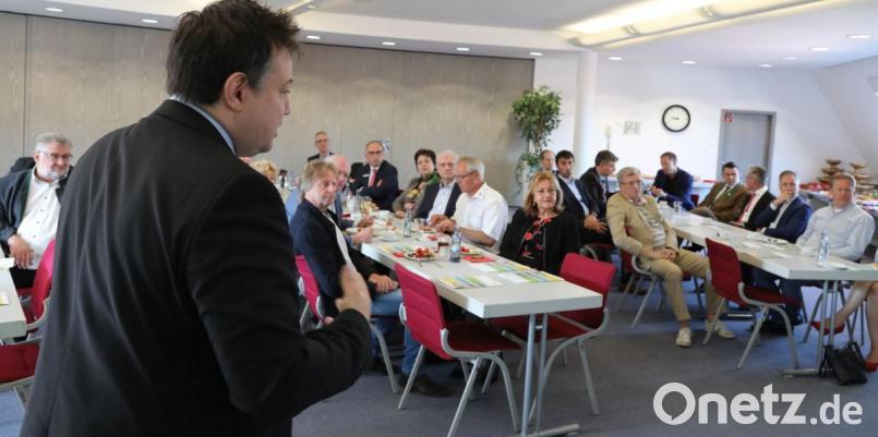 Thomas Schneider von der bayerischen Bundesbank-Hauptvertretung in München erklärt beim Wirtschaftsfrühstück, die Nullzins-Politik der EZB als Reaktion auf Finanz- und Staatsschuldenkrise. Bild: Gerhard Götz