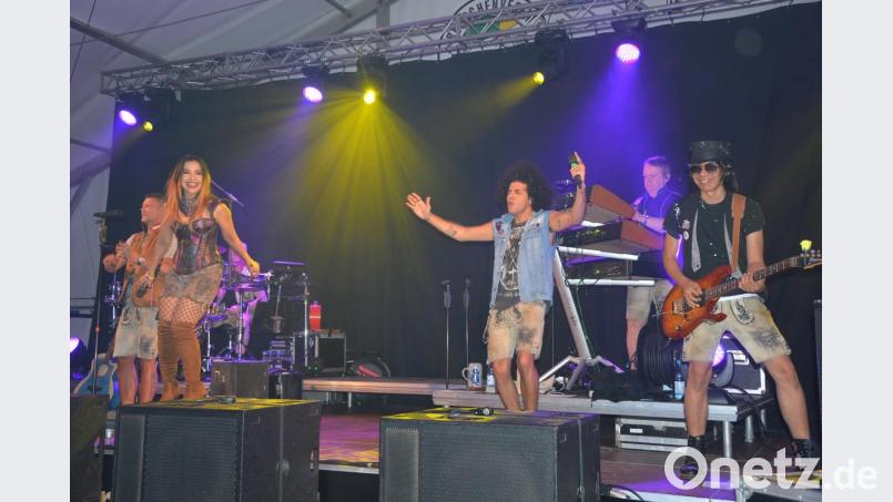 Die Partyband „Frontal“ riss die Besucher im Konnersreuther Burschen-Festzelt mit. Die sieben Musiker aus vier verschiedenen Ländern begeisterten mit viel Party-und Stimmungsmusik. Bild: jr