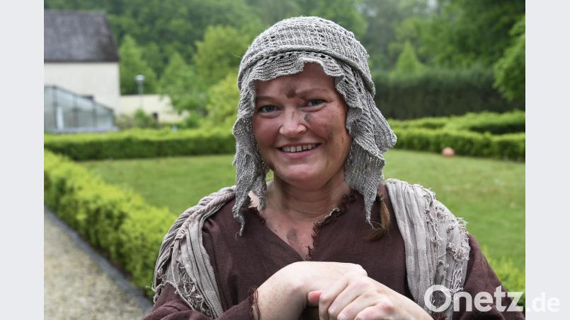 Sandra Zwack aus Vilseck spielt im Stück &quot;Der Herbst des Winterkönigs&quot; eine einbeinige Bettlerin. Bild: Petra Hartl