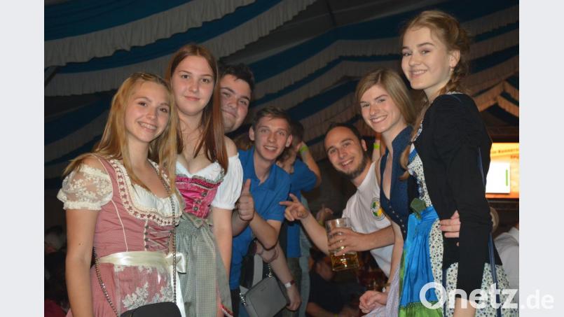 Von Beginn an ging am Samstagabend die Post im Konnersreuther Festzelt ab. Bild: jr