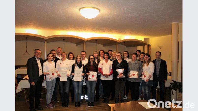 Urkunden für absolvierte Ausbildungen, Poloshirts für die aktiven Männer und Frauen, vor allem aber viel Lob für die segensreiche Einrichtung gab es bei der Jahresversammlung des HvO Fördervereins. Bild: nis