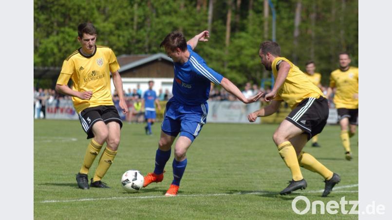 Martin Pasieka (Mitte) war beim 7:0 des SV Etzenricht gegen den SV Hahnbach der überragende Spieler. Der Stürmer erzielte fünf Treffer. Bild: otr