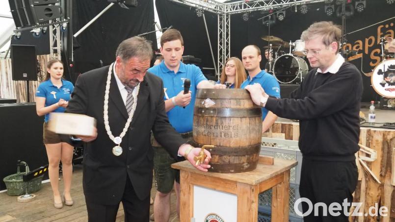 Bürgermeister Josef Beimler und Ehrenschirmherr Pfarrer Norbert Götz beim Anzapfen. Bild: fvo