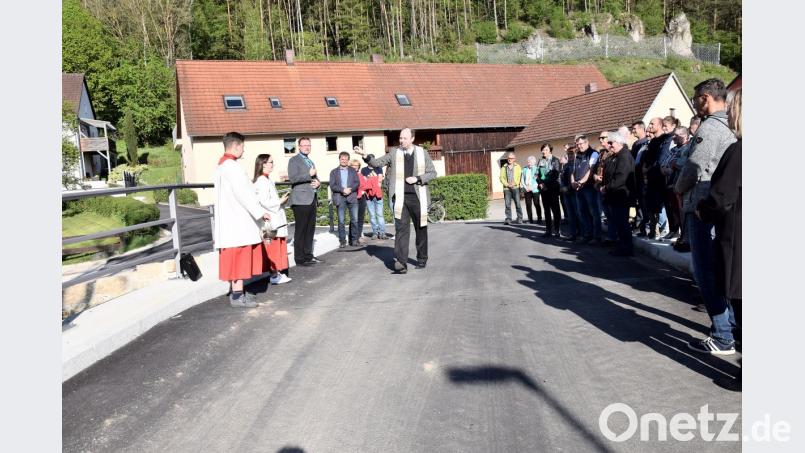 Es war ein Brückenbau mit Hindernissen - Doch in den vergangenen Tagen hat Pfarrer Hans-Jürgen Zeitler die neue Brücke über den Hausner-Bach gesegnet. "Eine Brüc ke verbindet die Menschen, und eine Brücke schafft kurze Wege zwischen den Menschen",, meinte er bei seinen Segensworten. Bild: bö