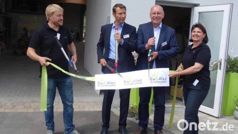Mit &quot;schwerem Gerät&quot; durchschnitten (von rechts) Verkaufsleiterin Ingrid Scharl, der Vorsitzende der Lebenshilfe Amberg-Sulzbach Eduard Freisinger, sein Stellvertreter Bernhard Vahle und Geschäftsführer Bernhard Albrecht das Eröffnungsband für den Werkstatt-Laden. Bild: hka