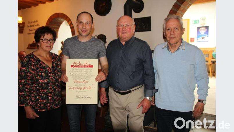Für seine Treue zu den „Schneebergfreunden“ über Jahrzehnte hinweg ist Markus Reger (Zweiter von links) per Urkunde von Manfred Schwander (Zweiter von rechts) als einziger „Schneebergfreund“ in ihre Reihen aufgenommen worden, obwohl er nicht in ihrer „Fünften“ gedient hat. Dem Geehrten gratulierten Maria Berger (links) und der frühre Chef der fünften Kompanie, Oberst a. D. Wilhelm Möser (rechts). Bild: frd