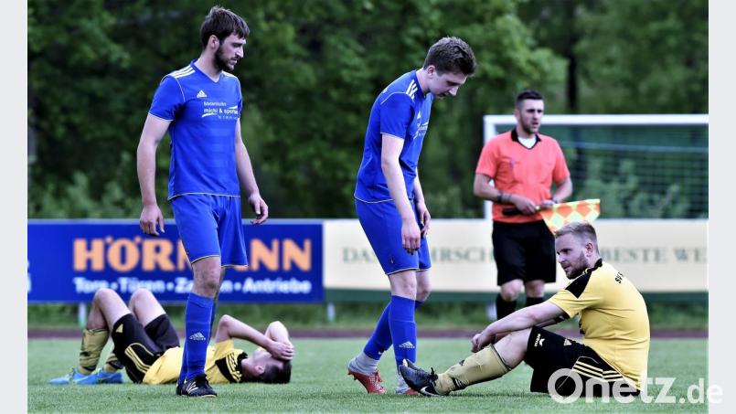 Die Spieler des TSV Kirchendemenreuth (blaue Trikots) spendeten dem SV Riglasreuth nach dem Schlusspfiff Trost. Bild: Büttner, Gerhard